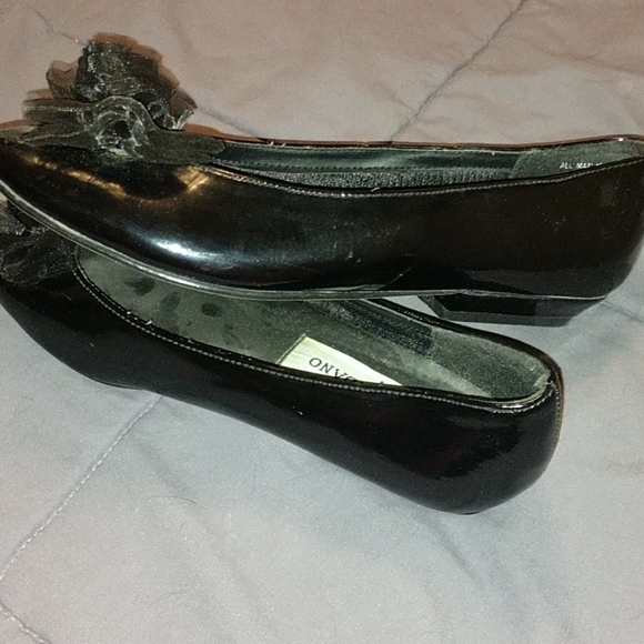 Black 🖤 Patent low Heel Shoes w/ Chiffon Roses - Picture 8 of 9